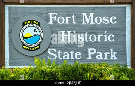 Eintrittsschild zum Fort Mose Historic State Park in St. Augustine, Florida. (USA) Stockfoto