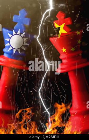 china- und taiwan-Flaggen übermalen den Schachkönig. 3D-Illustration taiwan vs. china. Stockfoto