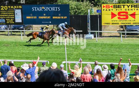 Brighton UK 4.. August 2022 - Wisper unter dem Sattel von Dougie Costello (hellblau rechts) gewinnt den David Bennett Handicap Stakes beim Ladies Day der Pferderennbahn in Brighton, der Teil des Star Sports Festival of Racing ist, das im August stattfindet : Credit Simon Dack / Alamy Live News Stockfoto