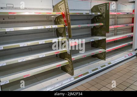4. August 2022: Leere Supermarktregale in Sainsbury's , London, Großbritannien Stockfoto