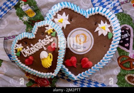 04. August 2022, Múnich;: Das neue „Oktoberfest“-Logo ist auf einem herzförmigen Lebkuchen (Lebkuchen oder Lebkuchen) zu sehen, während der Pressekonferenz, auf der die Neuheiten der Münchner Bierfestspiele 2022 vorgestellt werden, Die in diesem Jahr vom 17. September bis 3. Oktober stattfinden wird, nachdem zwei Ausgaben wegen der Coronavirus-Pandemie ausgesetzt wurden. Foto: Sven Hoppe/dpa Stockfoto