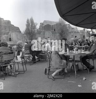 1967, historisch, Besucher des London Zoo, Regents Park, London, England, Großbritannien, Sitzen im Erfrischungsbereich des Pavillons des Mappin Cafe. Im Hintergrund sind die Bärengehege, die als Mappin-Terrassen bekannt sind, zu sehen. Stockfoto