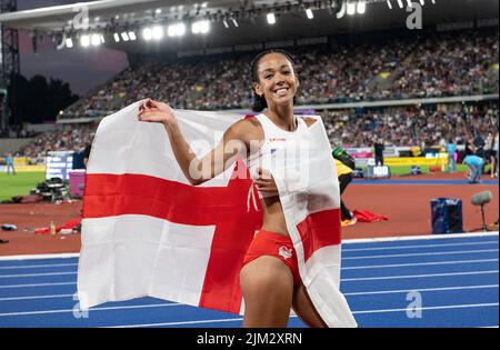 Katarina Johnson-Thompson feiert ihre Goldmedaille beim Frauen-Heptathlon bei den Commonwealth Games im Alexander Stadium, Birmingham, England, ON Stockfoto