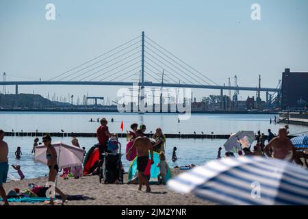 Stralsund, Deutschland. 04. August 2022. Viele Menschen erfrischen sich im Meerwasser am lido bei Hochsommertemperaturen. Quelle: Stefan Sauer/dpa/Alamy Live News Stockfoto