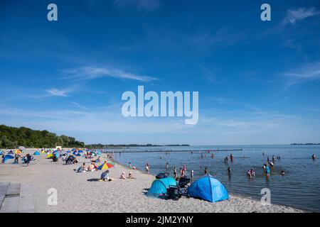 Stralsund, Deutschland. 04. August 2022. Viele Menschen verbringen Zeit am Strand von Stralsund bei Hochsommertemperaturen. Quelle: Stefan Sauer/dpa/Alamy Live News Stockfoto