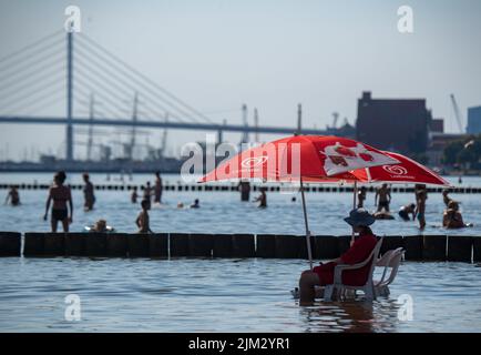 Stralsund, Deutschland. 04. August 2022. Viele Menschen erfrischen sich im Meerwasser am lido bei Hochsommertemperaturen. Quelle: Stefan Sauer/dpa/Alamy Live News Stockfoto