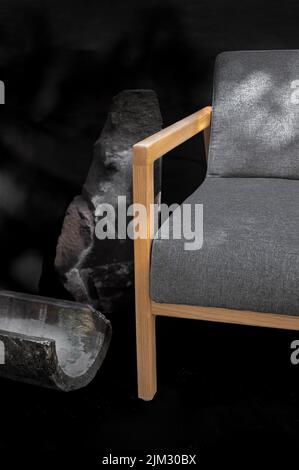 Sessel, Stuhl, Sofa, Struktur aus massivem Naturholz, Sitz und Rückenlehne aus Stoff Stockfoto