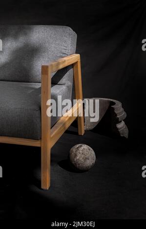 Sessel, Stuhl, Sofa, Struktur aus massivem Naturholz, Sitz und Rückenlehne aus Stoff Stockfoto