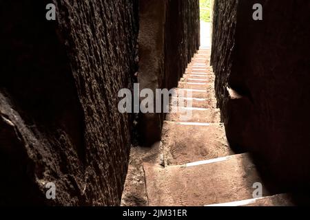 Steile, schmale Treppe mit kleinen Stufen zwischen den vertikalen Sandsteinfelsen bei Adrspach in Tschechien in der Felsenstadt Stockfoto