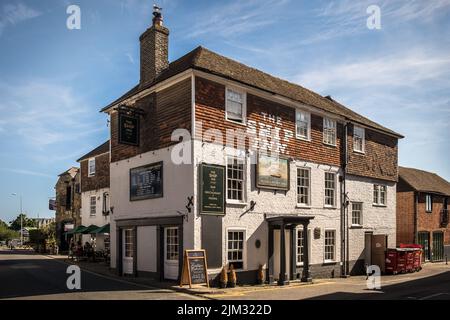 East Sussex, England, Juli 2022, Blick auf das Ship Inn-Gebäude, ein Hotelrestaurant im Herzen der historischen Stadt Stockfoto