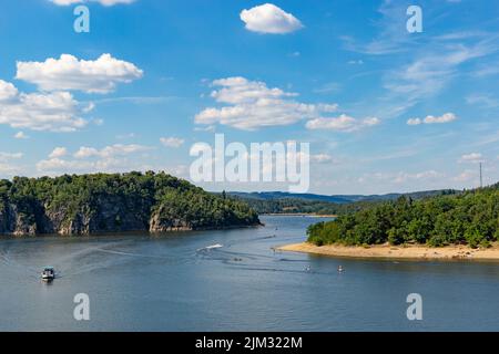 Moldau mit Segelbooten in der Nähe der Burg Orlik nad Vltavou Stockfoto