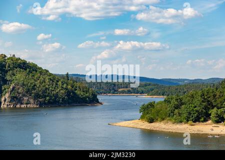 Moldau mit Segelbooten in der Nähe der Burg Orlik nad Vltavou Stockfoto