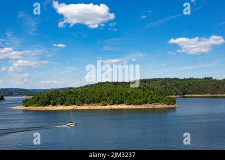 Moldau mit Segelbooten in der Nähe der Burg Orlik nad Vltavou Stockfoto