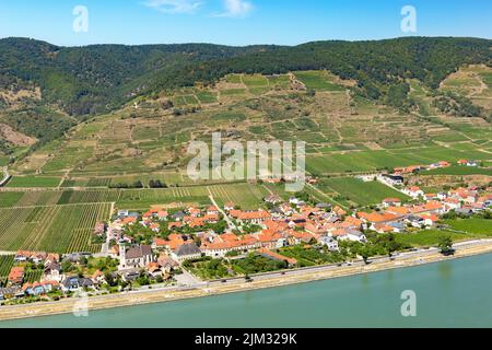 Wachau-Tal (UNESCO-Weltkulturerbe) mit Turistenschiff an der Donau bei Krems-Stadt in Niederösterreich. Stockfoto