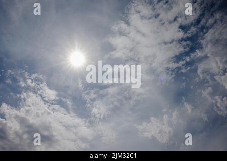 Wacken, Deutschland. 04. August 2022. Die Sonne scheint über dem Festivalgelände des Wacken Open Air (WOA). Es gilt als das größte Heavy Metal Festival der Welt. Quelle: Frank Molter/dpa/Alamy Live News Stockfoto