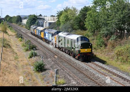 BR Green liveried English Electric Class 37 Diesel Lok Nummer D6817 (37521) schleppt Schwesternloks 37259, 37409 und 37038 von Crewe nach Worksop Stockfoto