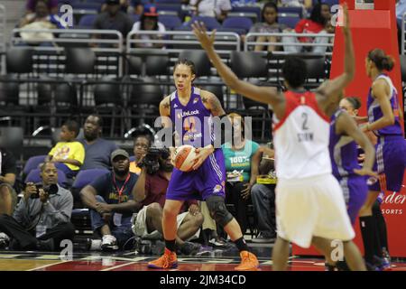 **DATEI FOTO** Brittney Griner wegen Drogenanklagen vor russischen Gerichten für schuldig befunden. WASHINGTON, DC - 27. JUNI: Britney Griner, aufgenommen während eines Spiels gegen Washington Mystics der WNBA, wo ihr Team, der Phoenix Mercury, 101:97 gewann. 27. Juni 2013. Kredit: mpi34/MediaPunch Inc. Stockfoto