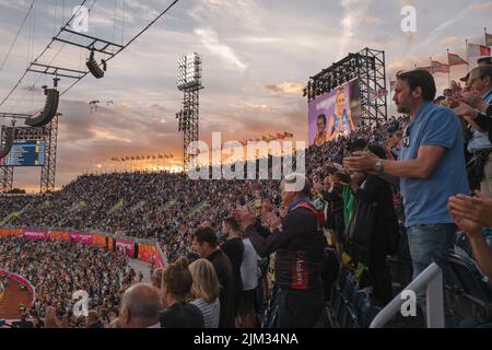 Zuschauer beobachten die Strecke und das Feld bei den Commonwealth Games 2022, Alexander Stadium, Birmingham, Großbritannien Stockfoto