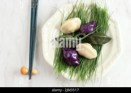 Koreanischer Halbmond-Reiskuchen oder Songpyeon, traditionelles Chuseok-Tagesessen. Hergestellt aus koreanischem Reismehl mit Sesamsamen oder gehackten Nüssen, Honig oder Stockfoto