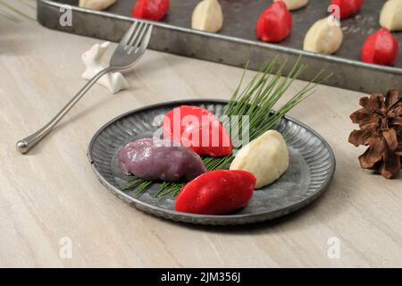 Songpyeon, köstlicher halbmondförmiger Reiskuchen, der mit der Familie während des Chuseok gegessen wird, einem traditionellen koreanischen Fest zur Mitte des Herbstes Stockfoto