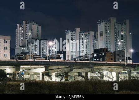 Die Nachtansicht der Stadt Anyang, Gyeonggi-do, Korea Stockfoto