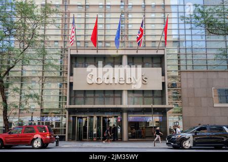 Sotheby's Auktionshaus an der York Avenue auf der Upper East Side von Manhattan, New York City, Haupteingang mit internationalen Flaggen, die über dem Hotel schweben Stockfoto