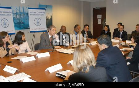 Büro des Sekretärs (Carlos Gutierrez) - Sekretär kündigt Programm zur Unterstützung von Kleinunternehmen und Minderheitsunternehmen Bid Contract an Stockfoto