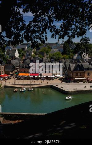 Blick von der Promenade du Loch belvedere auf das grüne Wasser des Flusses Loch des Place Saint-Sauveur und den Kai Saint-Goustan in Auray, Morbihan, Südbretonische Region, Frankreich. Saint-Goustan, einst ein geschäftiger Hafen für Fischerei und Handel, ist heute ein beliebtes Touristengebiet mit restaurierten antiken Gebäuden mit Restaurants, Creperies, Bars und Straßencafés, die unter farbenfrohen Markisen und Sonnenschirmen speisen. Stockfoto