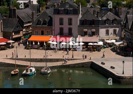 Blick von der Promenade du Loch belvedere auf das grüne Wasser des Flusses Loch des Place Saint-Sauveur und den Kai Saint-Goustan in Auray, Morbihan, Südbretonische Region, Frankreich. Saint-Goustan, einst ein geschäftiger Hafen für Fischerei und Handel, ist heute ein beliebtes Touristengebiet mit restaurierten antiken Gebäuden, in denen Restaurants, Creperies und Straßencafés unter farbenfrohen Markisen und Sonnenschirmen speisen. Stockfoto