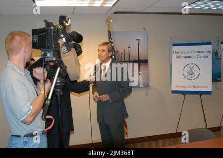 Büro des Sekretärs (Carlos Gutierrez) - Sekretär kündigt Programm zur Unterstützung von Kleinunternehmen und Minderheitsunternehmen Bid Contract an Stockfoto