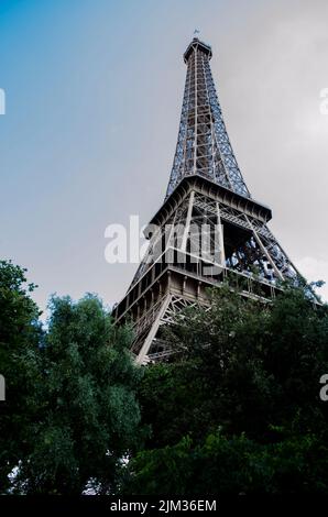 Sommer Blick vom Boden auf den Eiffelturm, Paris, Frankreich Stockfoto