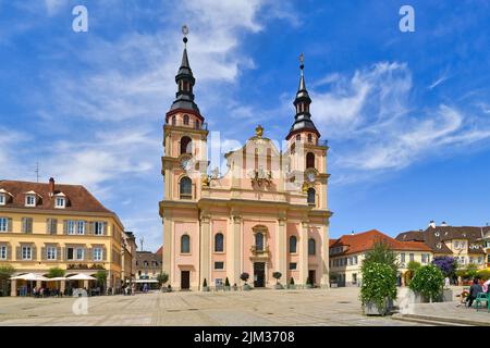 Ludwigsburg, Deutschland - Juli 2022: Marktplatz mit evangelischer Kirche namens 'Stadtkirche Ludwigsburg' in der Altstadt Stockfoto