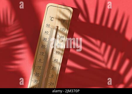 Holzthermometer mit 40 Grad Celsius oder 104 Grad Fahrenheit während der Sommerhitze Stockfoto