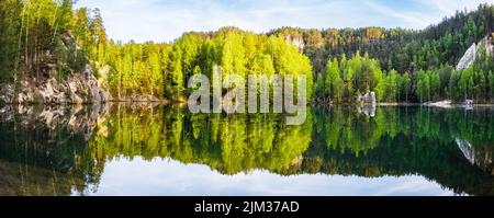 Panorama des Sees Adrspach, Teil des Naturreservats Adrspach-Teplice Rocks, Tschechische Republik Stockfoto