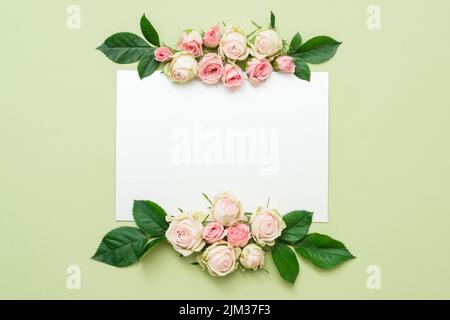 Grußkarte Mockup leeres Papier Rosen Anordnung Stockfoto