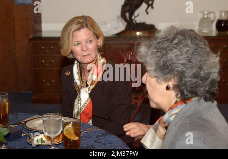 Büro des Sekretärs - KANDIDATUREN VON SEKRETÄR DONALD EVANS UND KABINETTSFRAUEN Stockfoto
