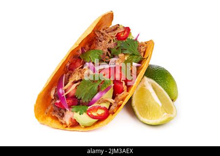 Pulled Schweinefleisch Taco mit Limette auf weißem Hintergrund Stockfoto