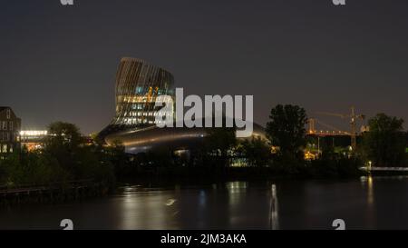 Langzeitbelichtung des Museums Cité du Vin und des Ausstellungszentrums am Ufer der Garonne in Bordeaux, Frankreich, bei Nacht beleuchtet Stockfoto