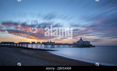 Langzeitbelichtung des Eastbourne Pleasure Piers an der Küste des Ärmelkanals in East Sussex bei Sonnenaufgang Stockfoto