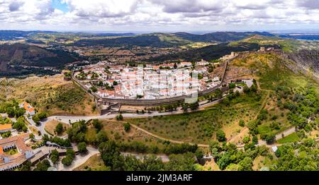 Luftaufnahme des Schlosses und der Stadtmauer der historischen Stadt Marvao mit Blick auf die Serra de Sao Mamede, Portugal Stockfoto