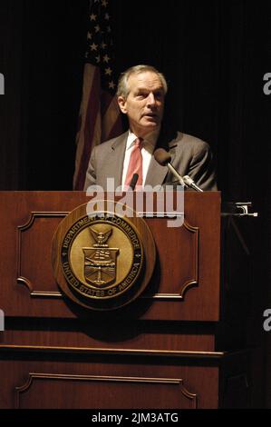 Büro des Sekretärs - SEKRETÄR DONALD EVANS PRÄSENTATION AUF DER WIRTSCHAFTSKONFERENZ IM IRAK Stockfoto