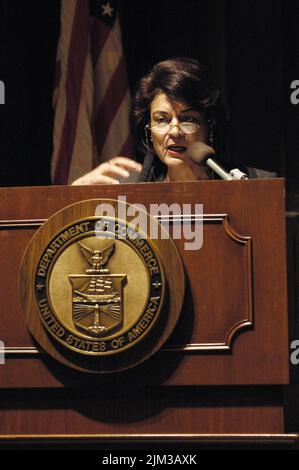 Büro des Sekretärs - SEKRETÄR DONALD EVANS PRÄSENTATION AUF DER WIRTSCHAFTSKONFERENZ IM IRAK Stockfoto