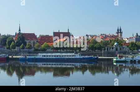 Na Františku, Stadtteil der Prager Altstadt mit im Vordergrund angedockten Kreuzfahrtschiffen und den Gebäuden des Agnesklosters. Die Türme der Stockfoto