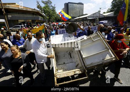 Valencia, Carabobo, Venezuela. 4. August 2022. 04. August 2022. Ein leerer Kühlschrank spiegelt die Unfähigkeit wider, Lebensmittel zu kaufen und das Kühlhaus für Lebensmittel aufzubewahren, während der Protest der öffentlichen Mitarbeiter wegen der Verletzung ihrer Arbeitsrechte durch das nationale Haushaltsbüro Onapre (für sein Kürzel auf Spanisch) Dadurch wurden die Gehälter und Gehälter der öffentlichen Bediensteten auf nur knapp 30 % des bisher verdienten Gehalts reduziert. In der Stadt Valencia, Bundesstaat Carabobo. Foto: Juan Carlos Hernandez (Bild: © Juan Carlos Hernandez/ZUMA Press Wire) Stockfoto