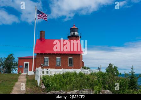 Gehweg zum Eagle Harbor Lighthouse Museum Stockfoto