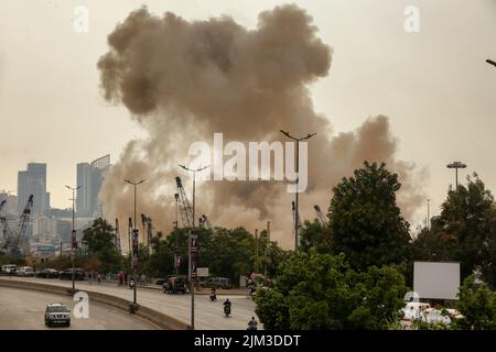 Beirut, Libanon. 04. August 2022. Nach dem Zusammenbruch eines riesigen Teils der Hafensilos in Beirut, als die Libanesen den 2.. Jahrestag der massiven Explosion vom 4.. August 2020, die durch den Hafen riss, bei der mehr als 200 Menschen ihr Leben verloren, feierten, wehte starker Rauch. Im nördlichen Teil der Silos ist seit etwa drei Wochen ein Feuer verbrannt. Quelle: Marwan Naamani/dpa/Alamy Live News Stockfoto