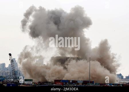 Beirut, Libanon. 04. August 2022. Nach dem Zusammenbruch eines riesigen Teils der Hafensilos in Beirut, als die Libanesen den 2.. Jahrestag der massiven Explosion vom 4.. August 2020, die durch den Hafen riss, bei der mehr als 200 Menschen ihr Leben verloren, feierten, wehte starker Rauch. Im nördlichen Teil der Silos ist seit etwa drei Wochen ein Feuer verbrannt. Kredit: Stringer/dpa/Alamy Live Nachrichten Stockfoto