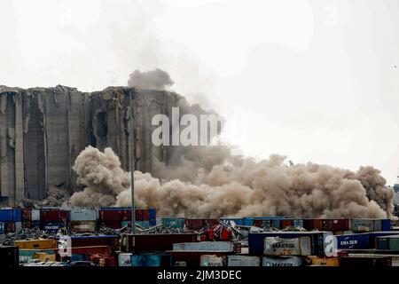 Beirut, Libanon. 04. August 2022. Nach dem Zusammenbruch eines riesigen Teils der Hafensilos in Beirut, als die Libanesen den 2.. Jahrestag der massiven Explosion vom 4.. August 2020, die durch den Hafen riss, bei der mehr als 200 Menschen ihr Leben verloren, feierten, wehte starker Rauch. Im nördlichen Teil der Silos ist seit etwa drei Wochen ein Feuer verbrannt. Kredit: Stringer/dpa/Alamy Live Nachrichten Stockfoto