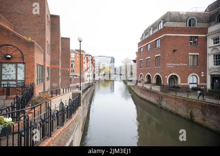 Blick auf den Fluss Kennet in Reading, in der britischen Grafschaft Stockfoto