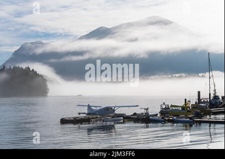 Wasserflugzeug und Boote im Hafen von Tofino, Vancouver Island, British Columbia, Kanada. Stockfoto